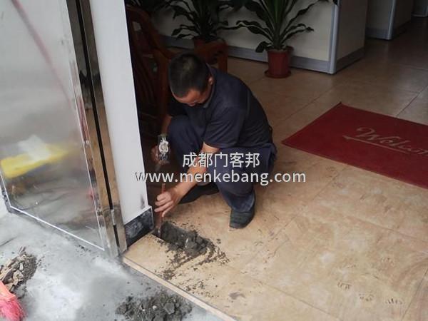 成都市維修玻璃門更換玻璃門訂做 安裝地彈簧服務(wù)電話